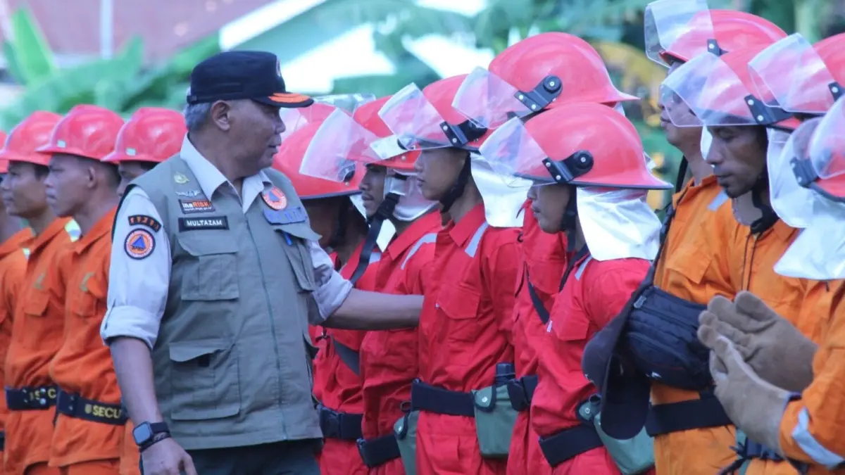 Kepala BPBD Kabupaten Kotawaringin Timur, Multazam saat mengecek alat perlindungan diri yang digunakan oleh tim MPA.(Dok perusahaan)