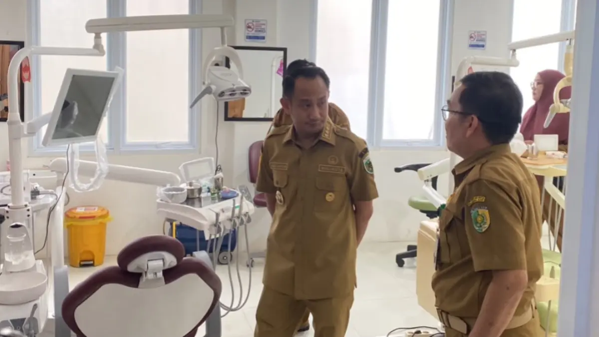 Wali Kota Palangka Raya Fairid Naparin saat meninjau sarana dan prasana kesehatan di salah satu puskesmas Kota Palangka Raya.(Kamila/Kalteng Pos)