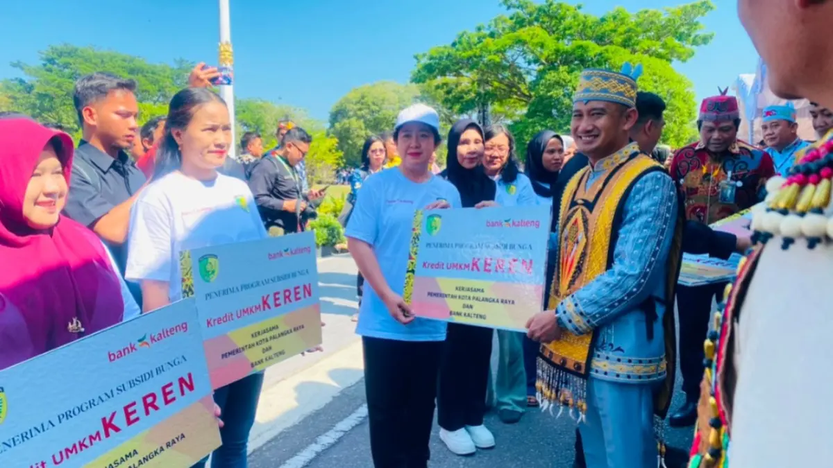 Wali Kota Palangka Raya Fairid Naparin secara simbolis menyarahkan bantuan Program UMKM KEREN.(Kamila/Kalteng Pos)

