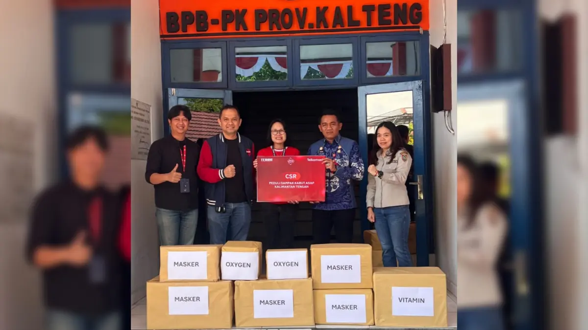 Telkomsel menyerahkan bantuan kepada BPPD Kalteng, Jumat (7/8/2026).