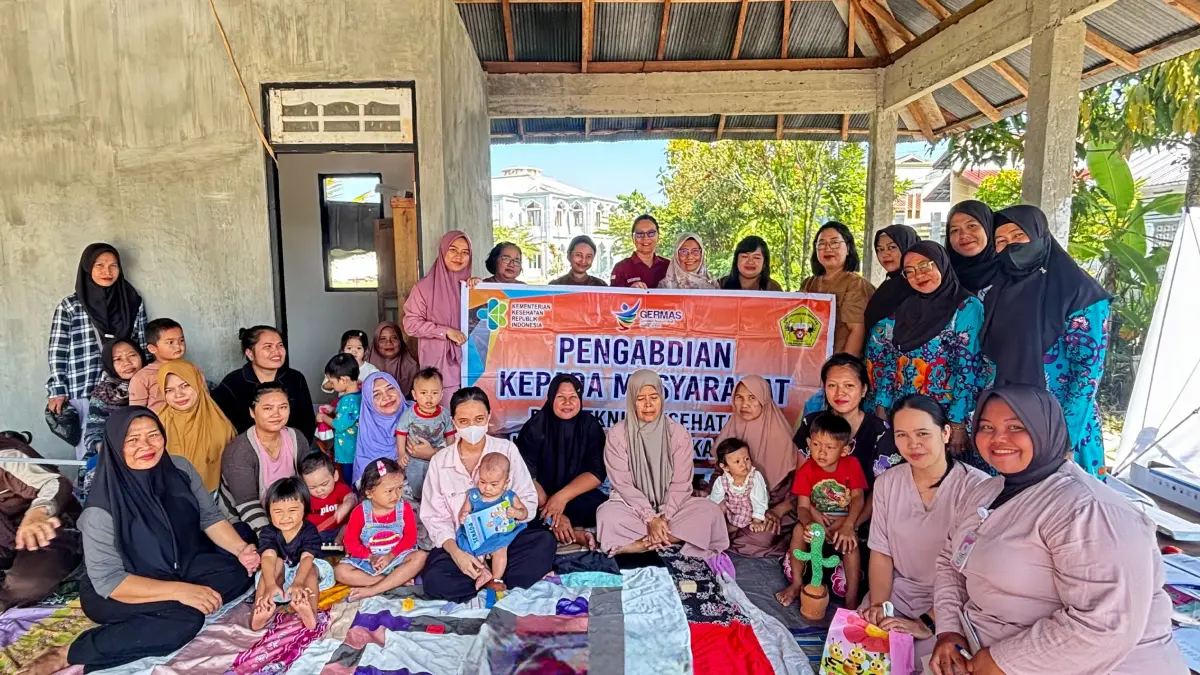 Tim Pengabdian kepada Masyarakat Poltekkes Kemenkes Palangka Raya bersama peserta kegiatan edukasi Pemanfaatan MTBS melalui Pijat Batuk Pilek di Posyandu Harapan Bunda, Kelurahan Kereng Bangkirai.FOTO TIM PKM POLTEKKES PALANGKA RAYA.