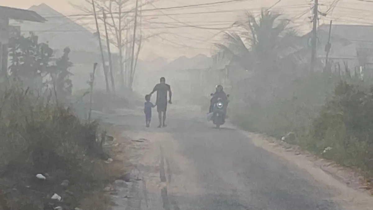 Kabut asap ganggu jarak pandang.(Miftah/kaltengpos.jawapos.com)