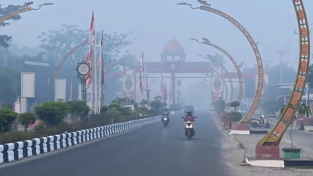 Kabut asap menyelimuti Kota Sampit.(Miftah/kaltengpos.jawapos.com)
