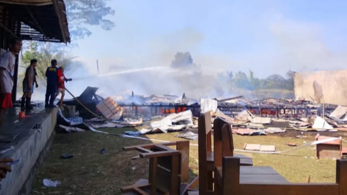 Kebakaran yang melanda SDN UPT Anjir melahap separuh bangunan.(Warga)