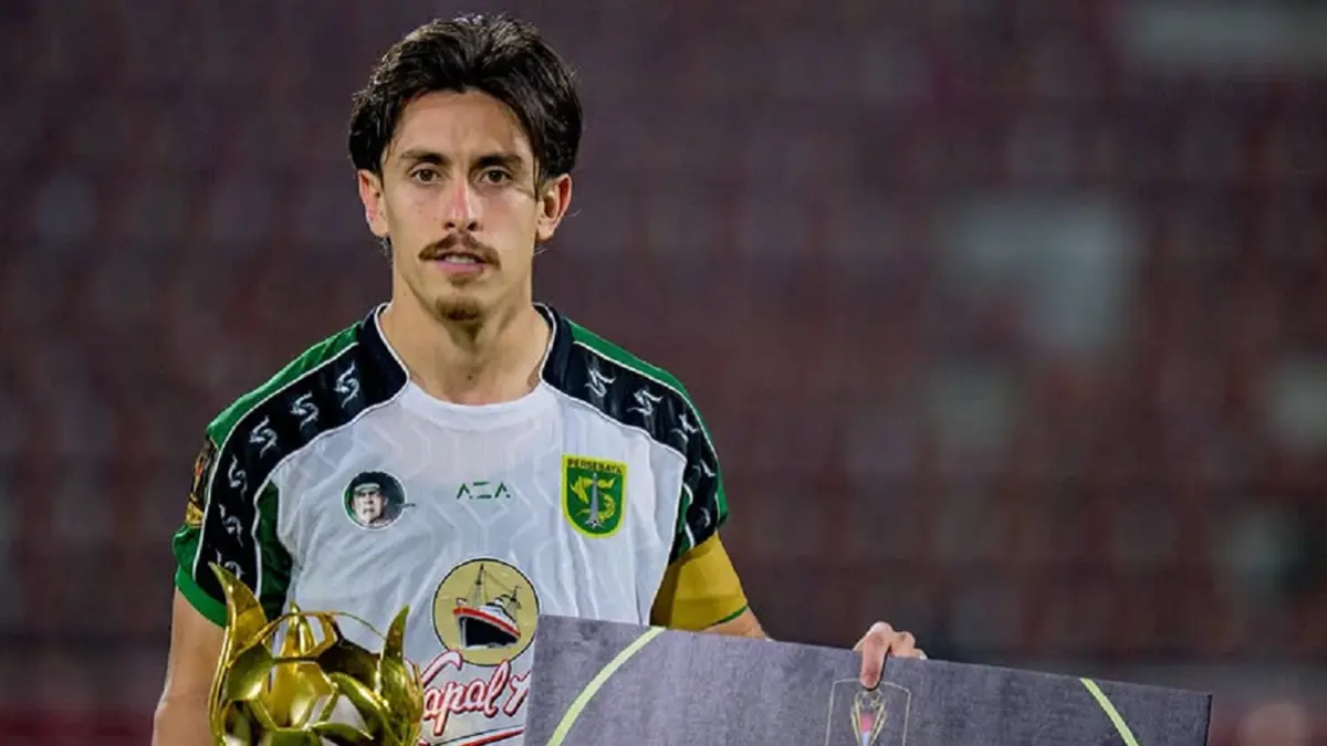 Gelandang Persebaya Francisco Rivera kembali menorehkan prestasi individu usai membawa Bajul Ijo juara Piala Presiden 2026. Dua pencapaian itu menjadi suntikan besar untuk menghadapi ketatnya persaingan Super League 2026/27. (Sumber: Instagram @cachisrivera)