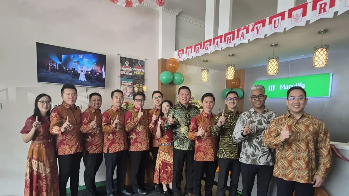 Banie Alman, Chief Agency Officer Manulife Indonesia, bersama Lukas Kusmana, GA Owner BMI Borneo, dalam acara peresmian Kantor Pemasaran Mandiri General Agency BMI Borneo, Sabtu (8/8/2026).