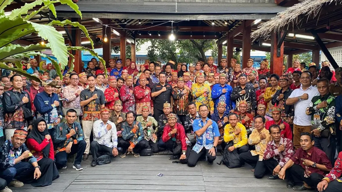 Bupati Kapuas HM Wiyatno bersama Sekretaris Daerah Kabupaten Kapuas Usis I Sangkai saat bersilaturahmi dengan para kepala desa.(Humas)