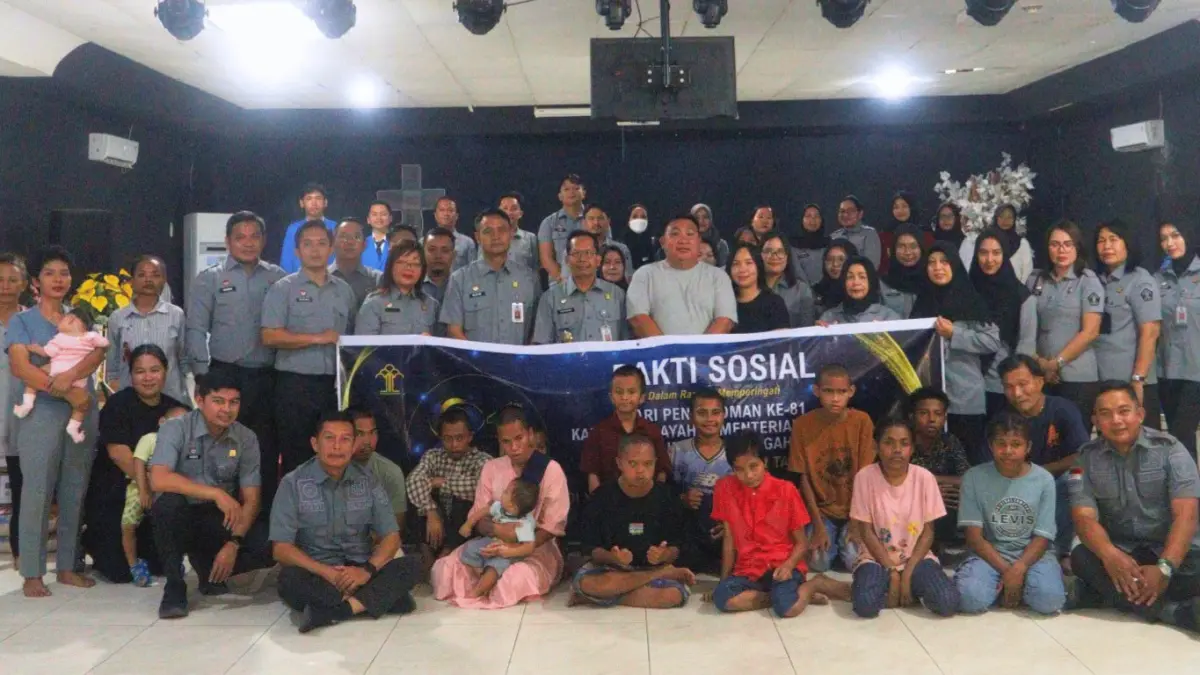 Keluarga besar Kemenkum Kalteng saat berkunjung ke Yayasan Kasih Karunia.(Humas)