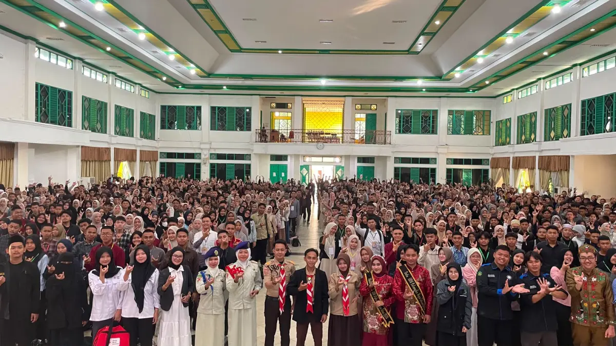 Sebanyak 1.020 mahasiswa baru berfoto bersama usai melaksanakan PBAK Universitas Tahun 2026 di Aula Utama UIN Palangka Raya, Sabtu (8/8/2026)