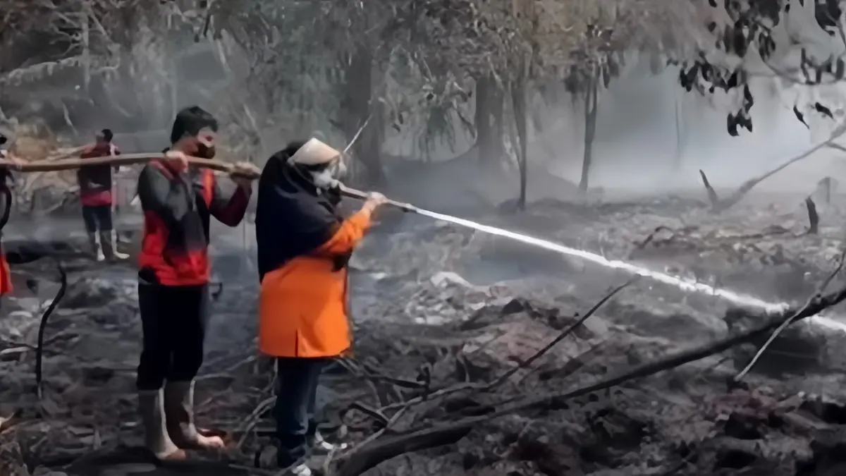 Wabup Kotim Irawati turut memadamkan karhutla.(Screenshoot)