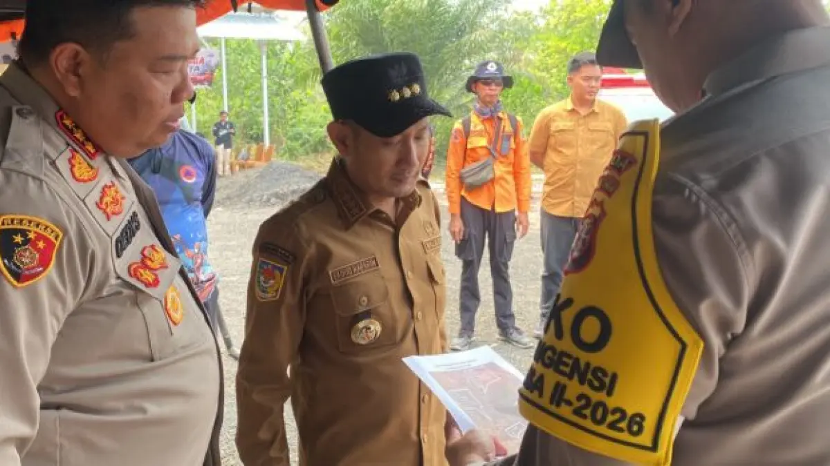 Wali Kota Palangka Raya, Fairid Naparin saat berkoordinasi dengan aparat dan BPBD terkait kondisi wilayah yang rawan terjadi karhutla.(Kamila/Kalteng Pos)