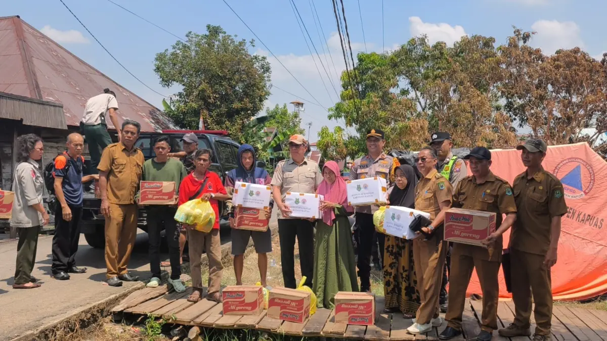 BPBD Kapuas menyalurkan bantuan pangan kepada warga terdampak kebakaran di Desa Palingkau Lama, Kecamatan Kapuas Murung.(BPBD)
