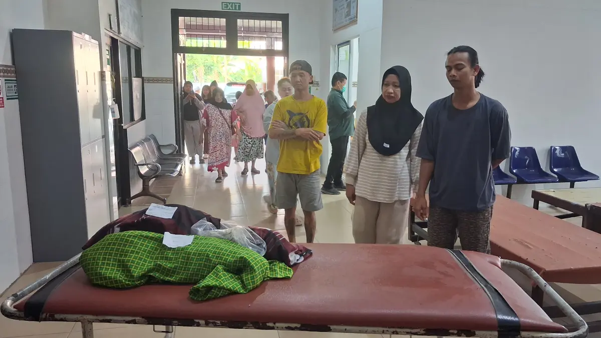 Krismon (kanan) ayah dari Nayla dan Kayla usai dimandikan dan siap dimakamkan.(Agus Pramono/Kaltengpos.jawapos.com)