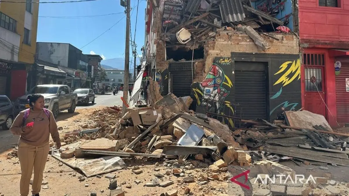 Seorang warga berjalan di dekat bangunan yang roboh setelah gempa bumi mengguncang Kolombia, Senin (10/8/2026). ANTARA/Anadolu Agency/Alexis Munera/aa.