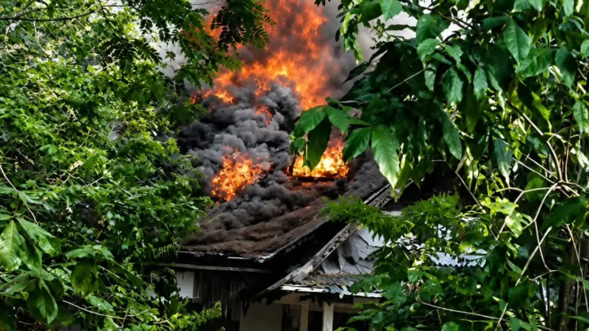 Bekas kantor Dayak Pos diduga sengaja dibakar.(Instagram/ERP)