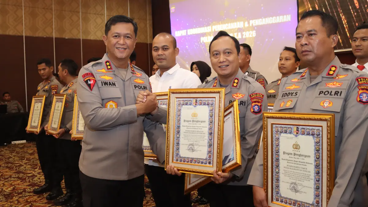 Kapolres Barsel AKBP Jecson R Hutapea saat menerima penghargaan dari Kapolda Kalteng.&nbsp;(Humas)