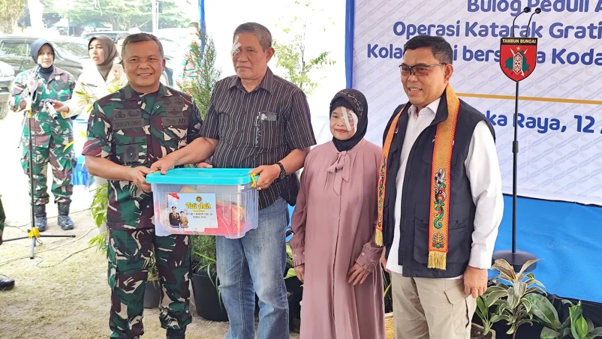 Perum BULOG bersama Kodam XXII/Tambun Bungai menyerahkan bantuan dalam rangka Program TJSL BULOG Peduli Aksi Berbagi di Palangka Raya, Rabu (12/8/2026). (Novia/Kalteng Pos)