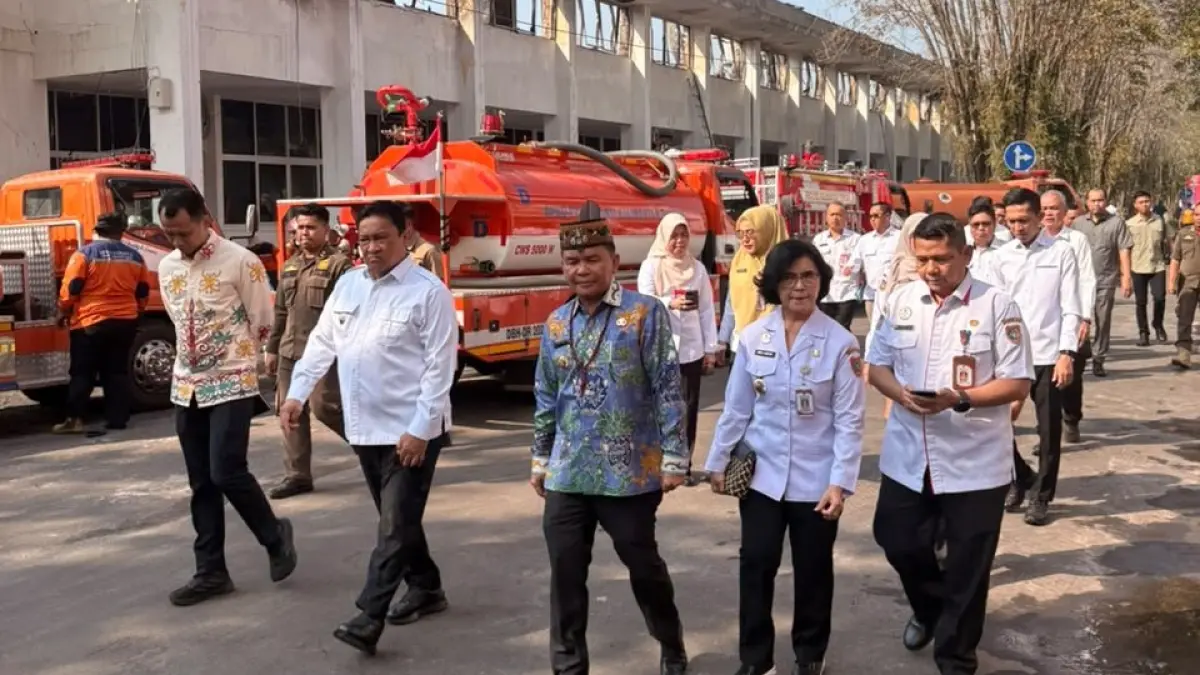 Gubernur Kalteng H Agustiar Sabran dan jajaran melihat langsung Gedung Biro Kesra.(Arief Prathama/Kalteng Pos)