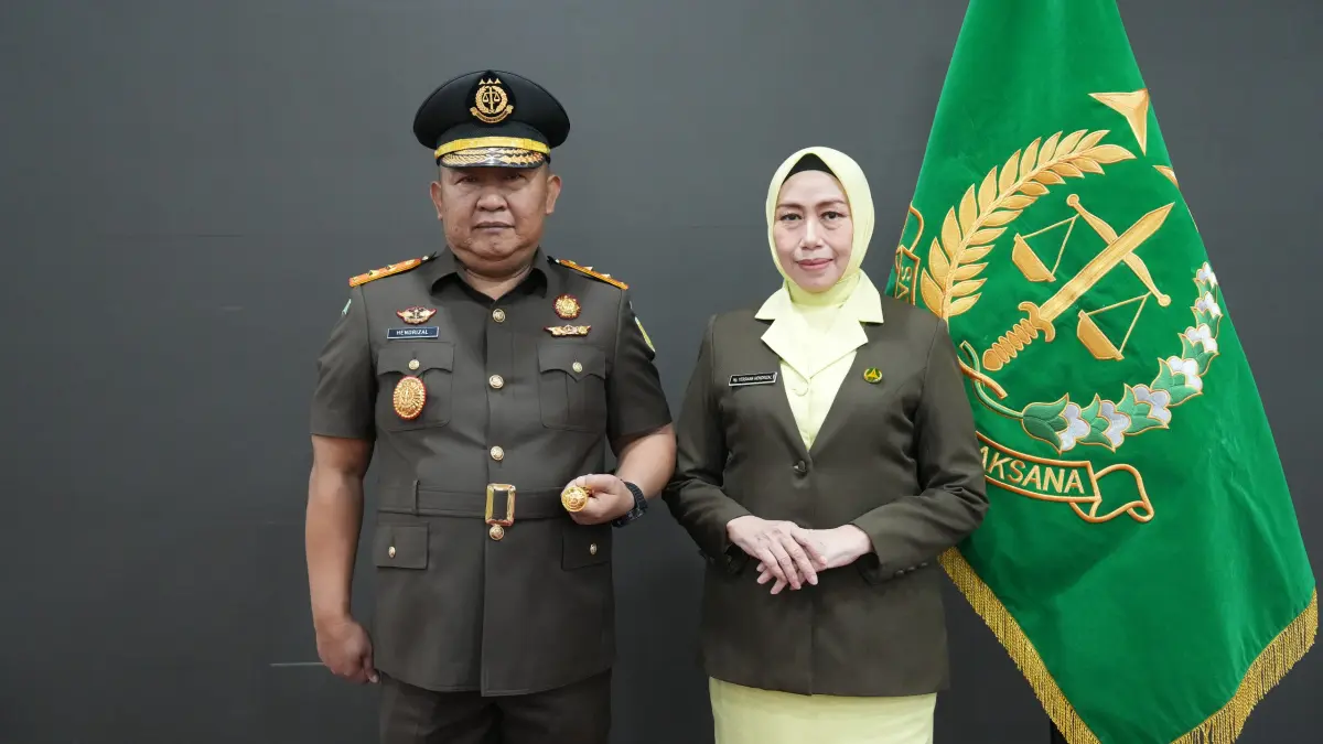 Kajati Kalteng Hendrizal Husin dan Ketua IAD Kalteng Yessiana Hendrizal.(Penkum)