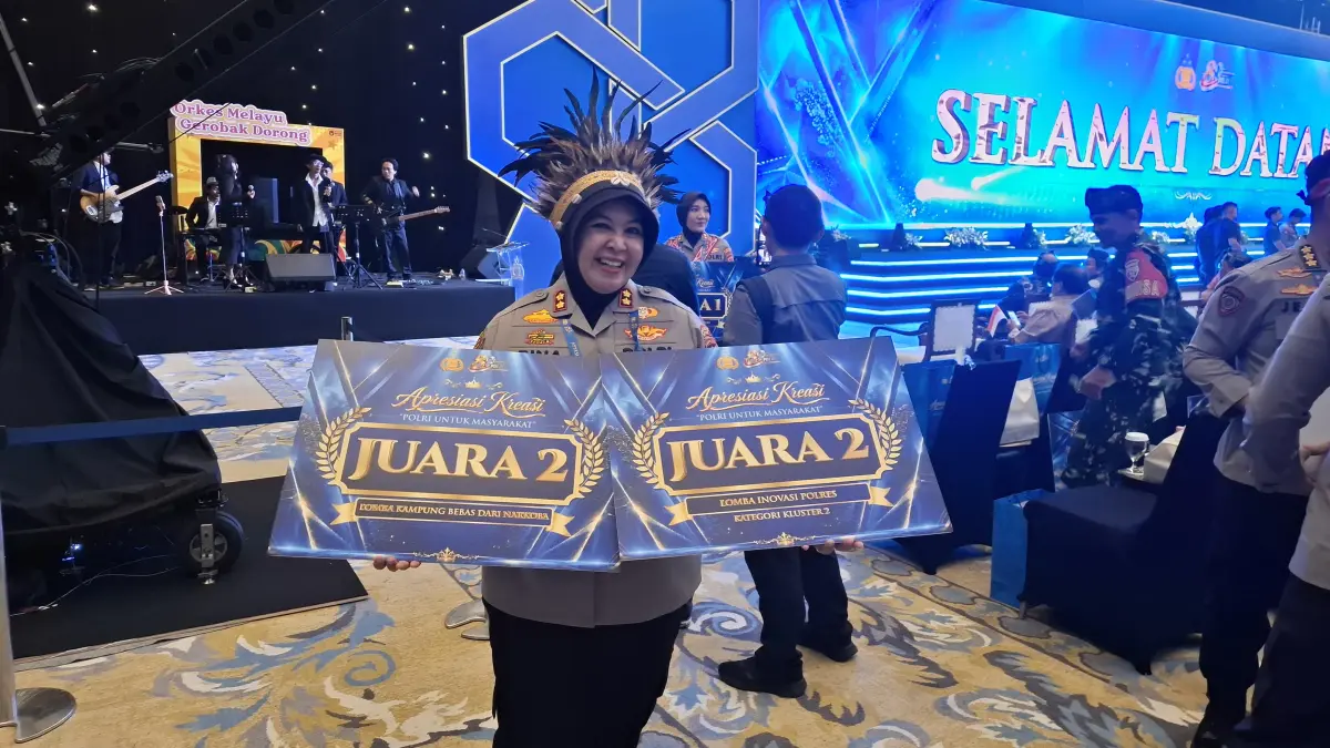 Kapolres Kapuas AKBP Rina Perwitasari menerima penghargaan dalam Awarding Day Hari Bhayangkara ke-80 di Jakarta.(Humas)
