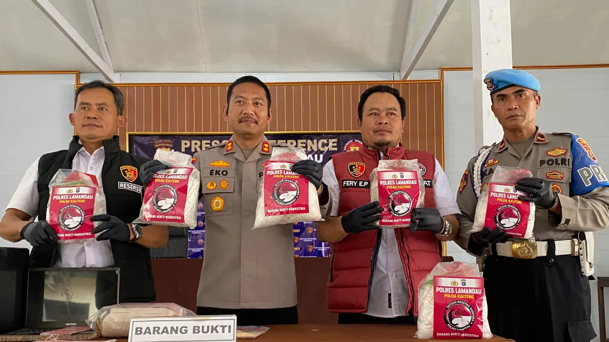 Kapolres Lamandau AKBP Eko Yusmiarto, didampingi PJU Polres saat melaksanakan press release di Mapolres Lamandau.(Ruslan/Kalteng Pos)