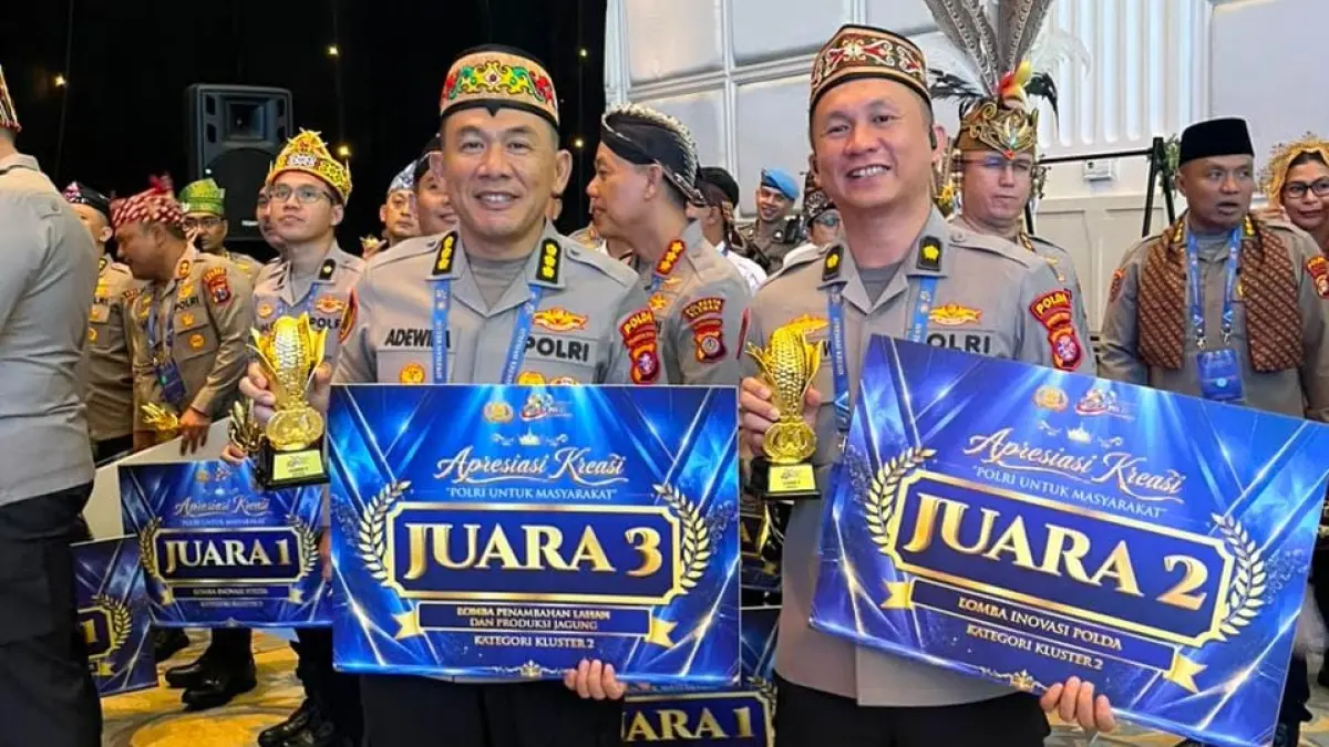 Karo SDM Polda Kalteng Kombes Pol Adewira Negara Siregar (kiri) membawa membawa piagam penghargaan.(Humas)