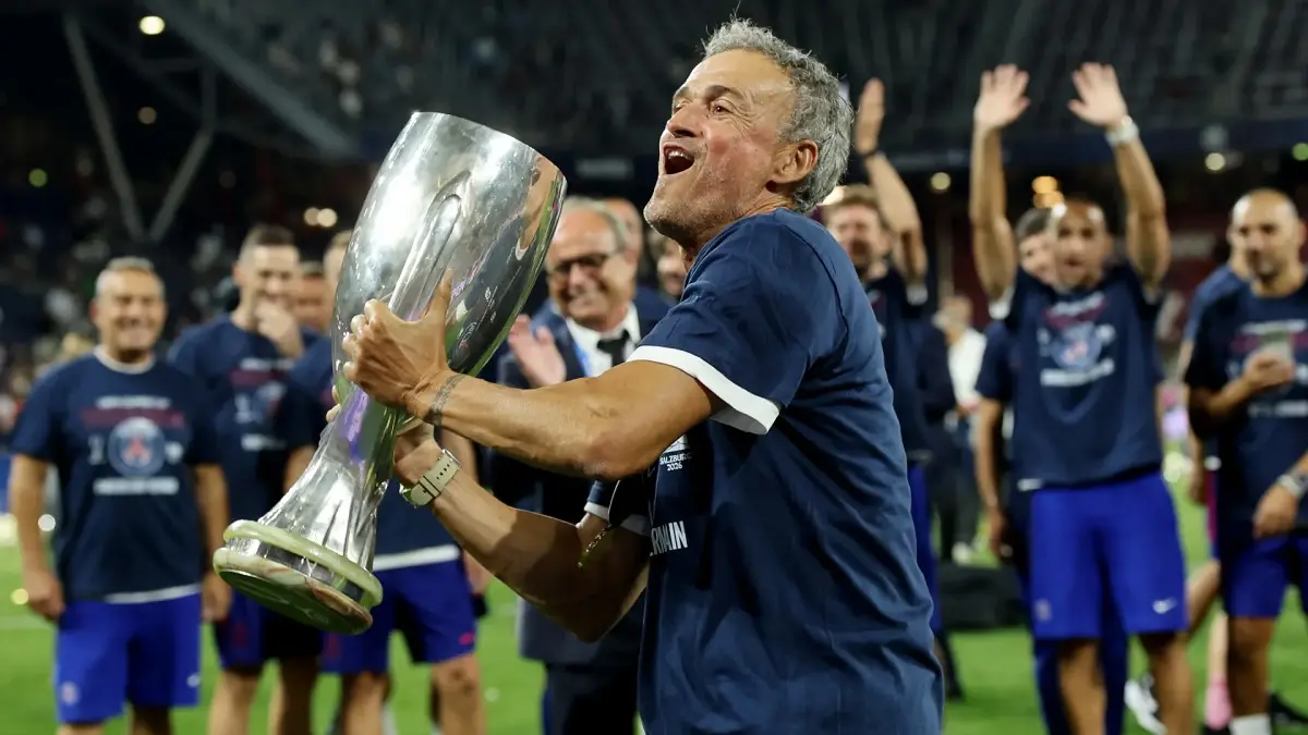 Luis Enrique menyamai rekor Alex Ferguson dan Giovanni Trapattoni setelah membawa PSG menjuarai Piala Super Eropa 2026 dengan mengalahkan Aston Villa 2-1. (Sumber: Getty Images)
