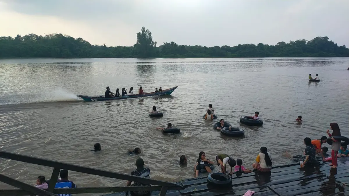 Mandi Safar di Kota Besi.(Miftah/kaltengpos.jawapos.com)