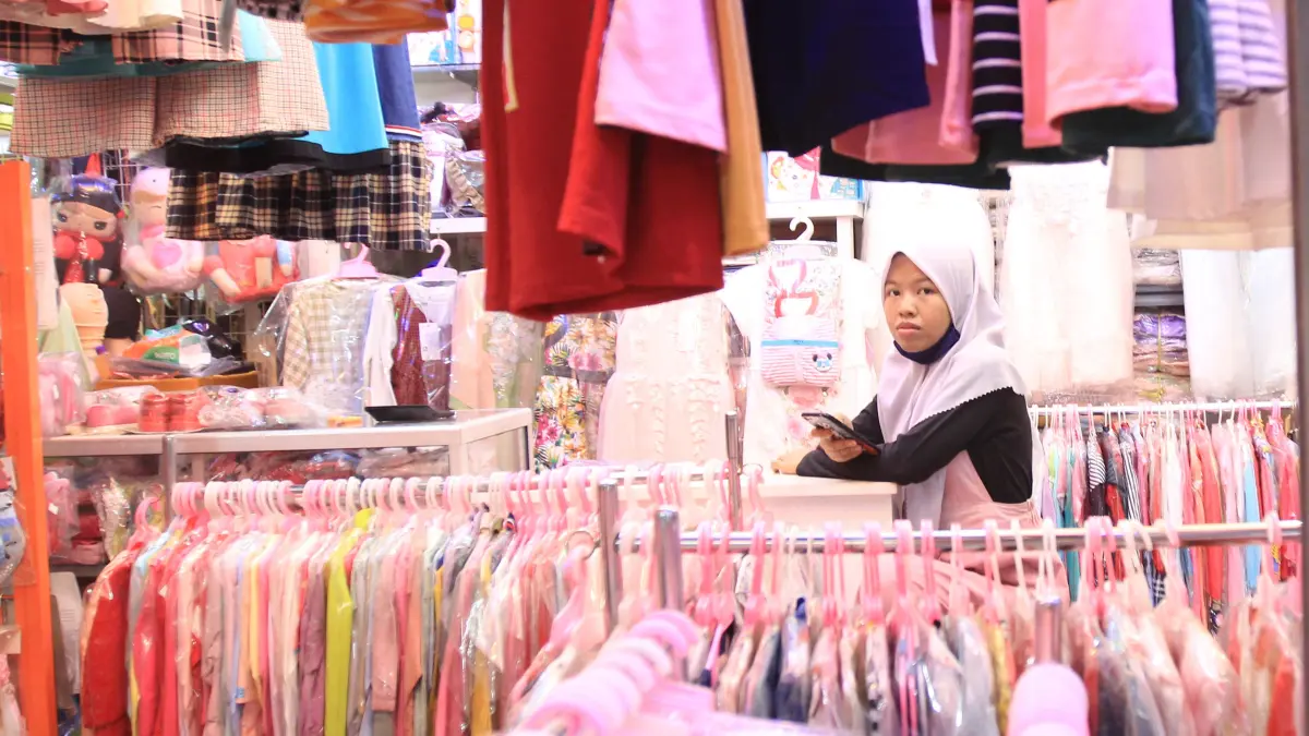 Pekerja toko di Pasar Besar.(Agus Pramono/kaltengpos.jawapos.com)