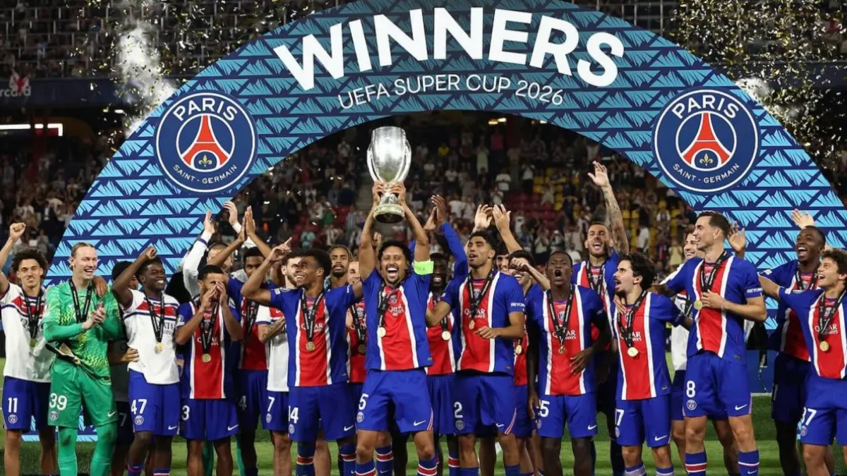 PSG berhasil mempertahankan Piala Super Eropa 2026 usai mengalahkan Aston Villa 2-1. Les Parisiens menjadi klub ketiga yang juara beruntun setelah AC Milan dan Real Madrid. (Sumber: Getty Images)