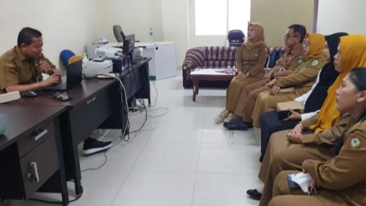 RAPAT: Wakil Direktur Pelayanan Kesehatan RSUD dr Murjani Sampit, dr. Anggun Iman Hernawan melakukan rapat terkait DIGI-CARE, belum lama ini. RSUD UNTUK KALTENGPOS&nbsp;