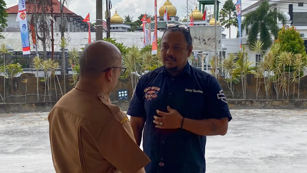 Komandan Tim Idensos serta Pencegahan Densus 88 Antiteror IPTU Ganjar Satrio berbincang dengan Kepala Diskominfo Kotim, Cok Orda Putra Legawa.(Miftah/kaltengpos.jawapos.com)