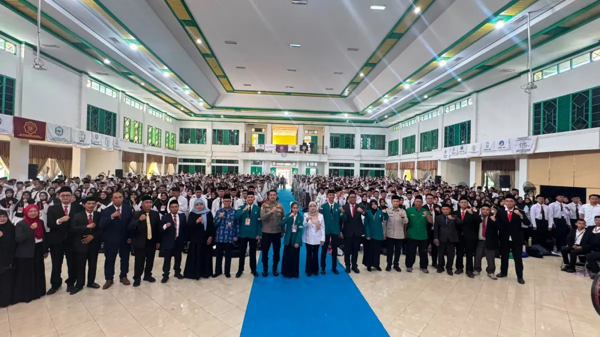 Rektor UIN Palangka Raya bersama jajaran pimpinan, panitia, dan mahasiswa baru foto bersama usai pembukaan PBAK Talawang 2026 di Aula Utama UIN Palangka Raya, Rabu (12/8).