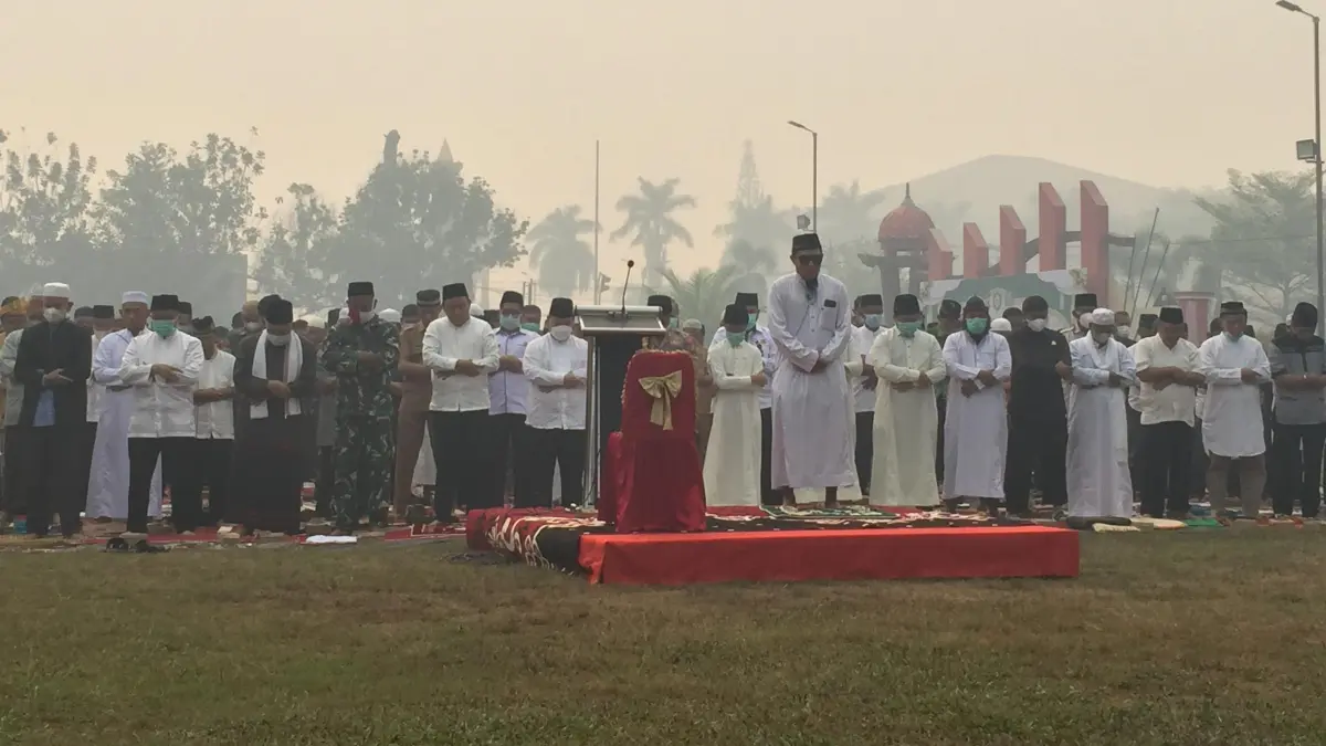 Salat Istisqa pada musim karhutla tahun 2023.(Dok Miftah/kaltengpos.jawapos.com)