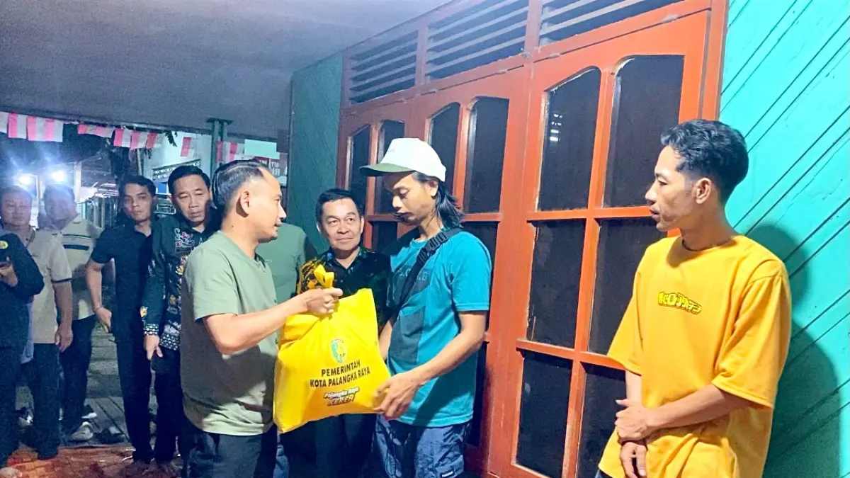Wali Kota Palangka Raya Fairid Naparin saat mengunjungi korban kebakaran di kawasan Mendawai 1.(Kamila/Kalteng Pos)