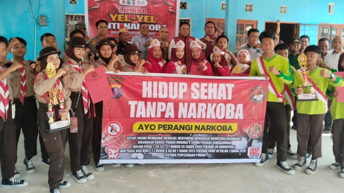 Warga, pelajar, guru PAUD, dan kader PKK mengikuti perlombaan yel-yel Kampung Tangguh Bebas dari Narkoba di Desa Anjir Mambulau Tengah.(Warga)