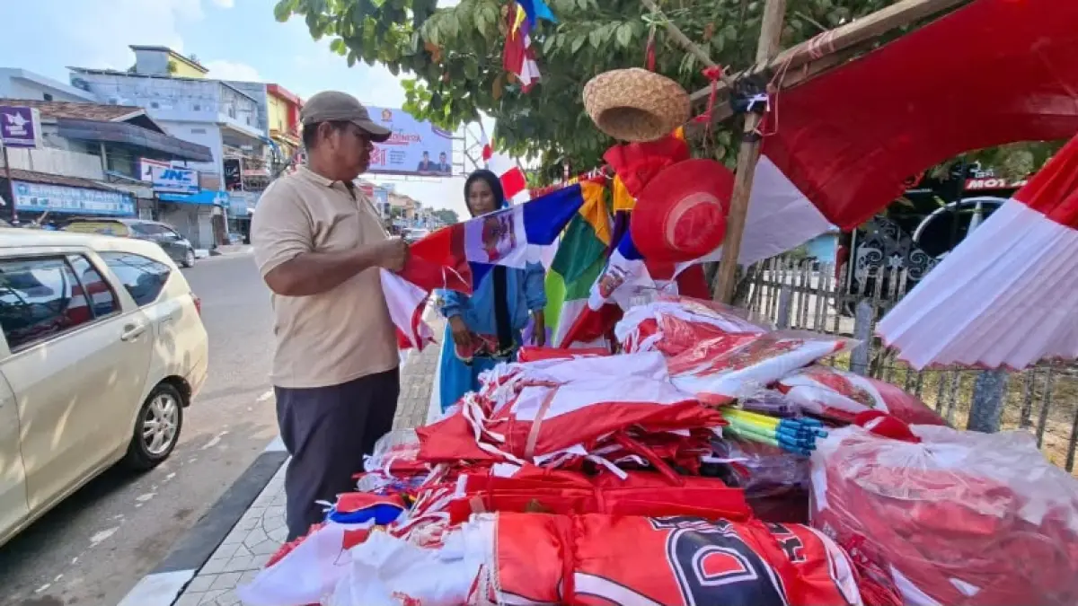 Pedagang bendera di Sampit mengaku sepi pembeli.(Miftah/kaltengpos.jawapos.com)