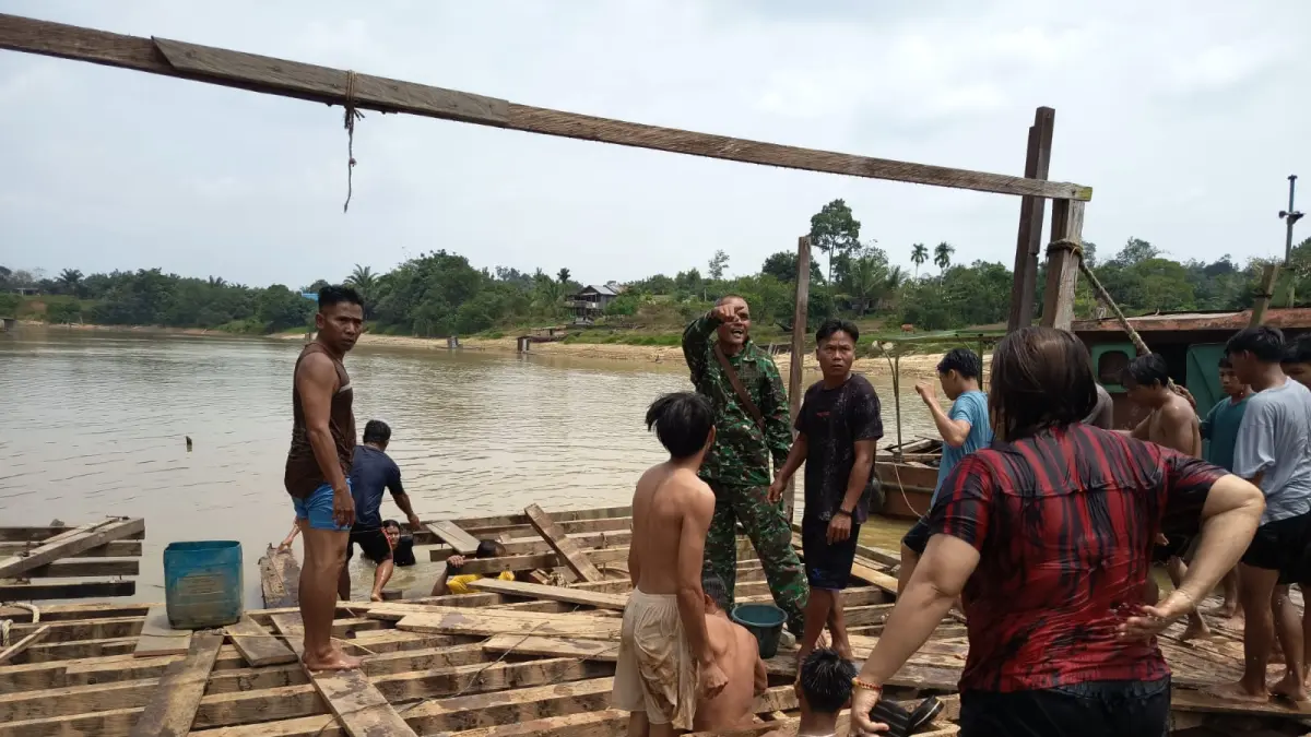 Pencarian bocah tenggelam.(Warga)