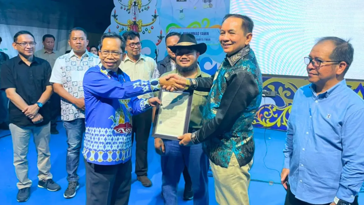 Kakanwil Kemenkum Kalteng Hajrianor menyerahkan piagam hak cipta kepada Bupati Bartim M Yamin.(Humas)