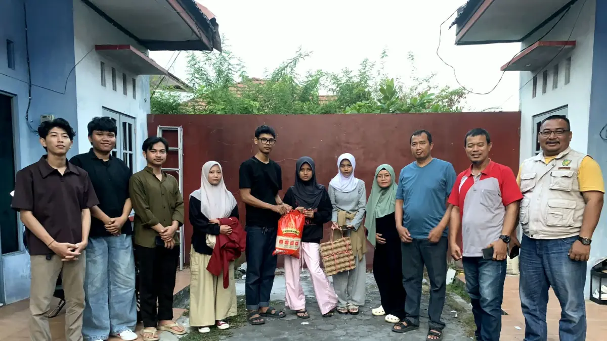 Pengurus LAZISMU Kota Palangka Raya dan PC IMM Kota Palangka Raya menyerahkan bantuan untuk tiga bersaudara yang kehilangan Ibu, Sabtu (15/8/2026). FOTO LAZISMU PALANGKA RAYA