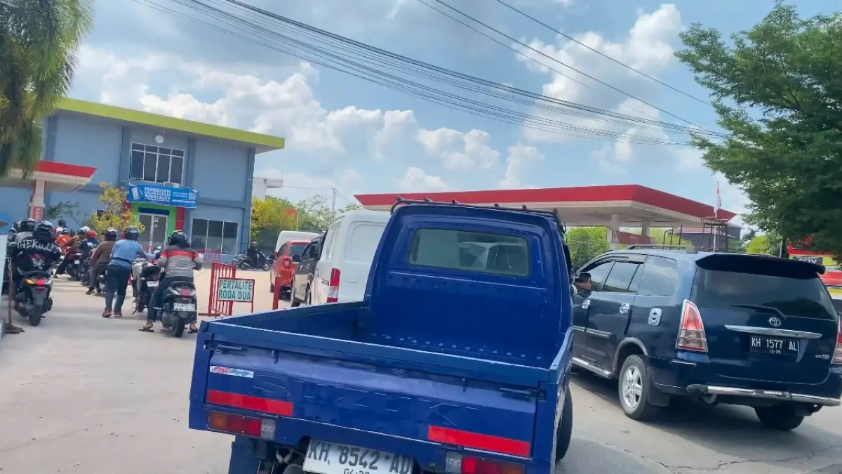 Antrean di SPBU Kota Palangka Raya mengular. (Kamila/Kalteng Pos)
&nbsp;