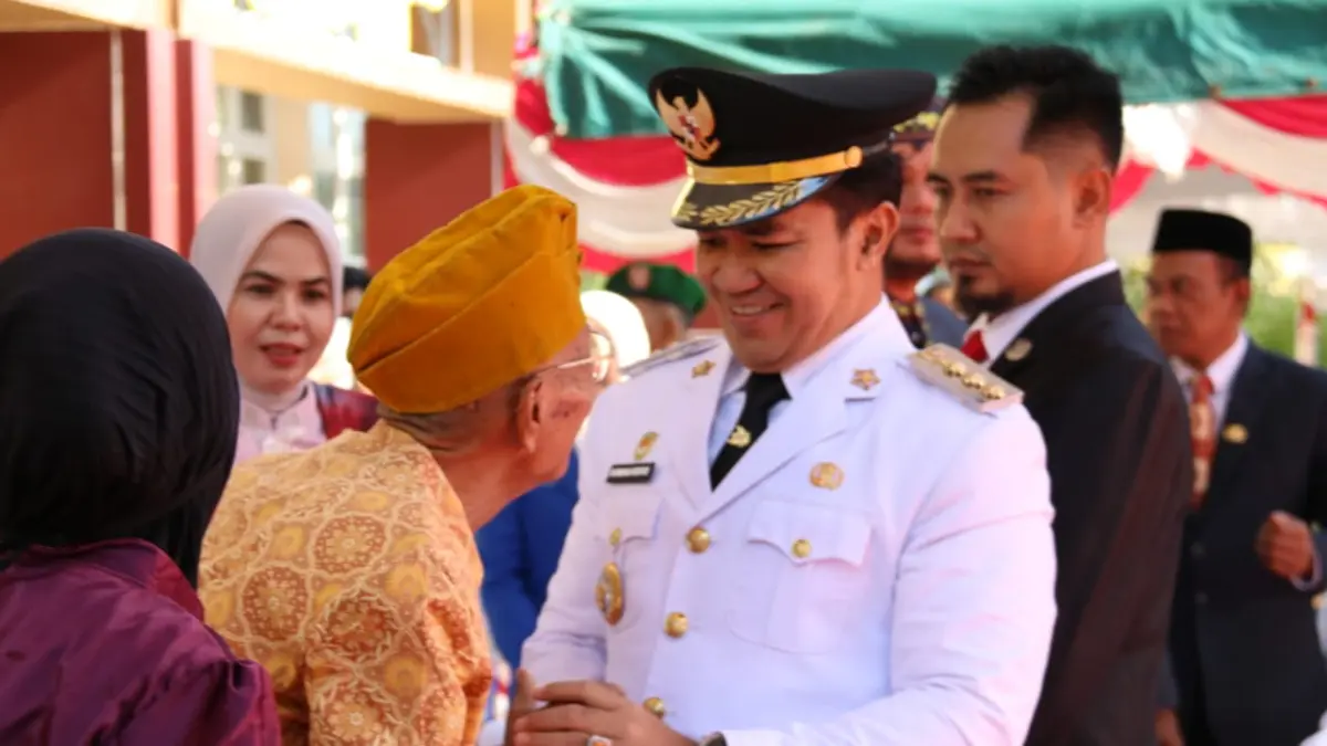 Bupati Pulang Pisau H Ahmad Rifa’i menyapa veteran seusai memimpin upacara peringatan HUT ke-81 Kemerdekaan RI di halaman Kantor Bupati Pulang Pisau, Senin (17/8/2026).(Humas)