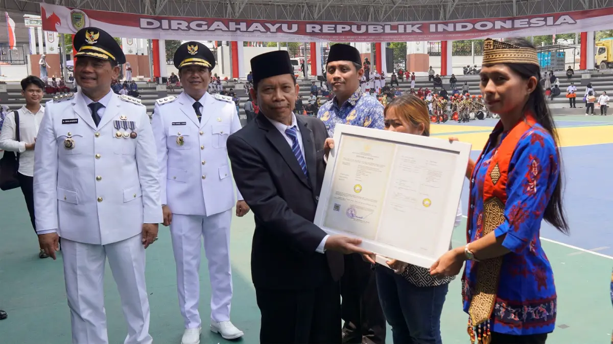 Kakanwil Kemenkum Kalteng Hajrianor menyerahkan 3 surat dan 1 sertifikat.(Humas)