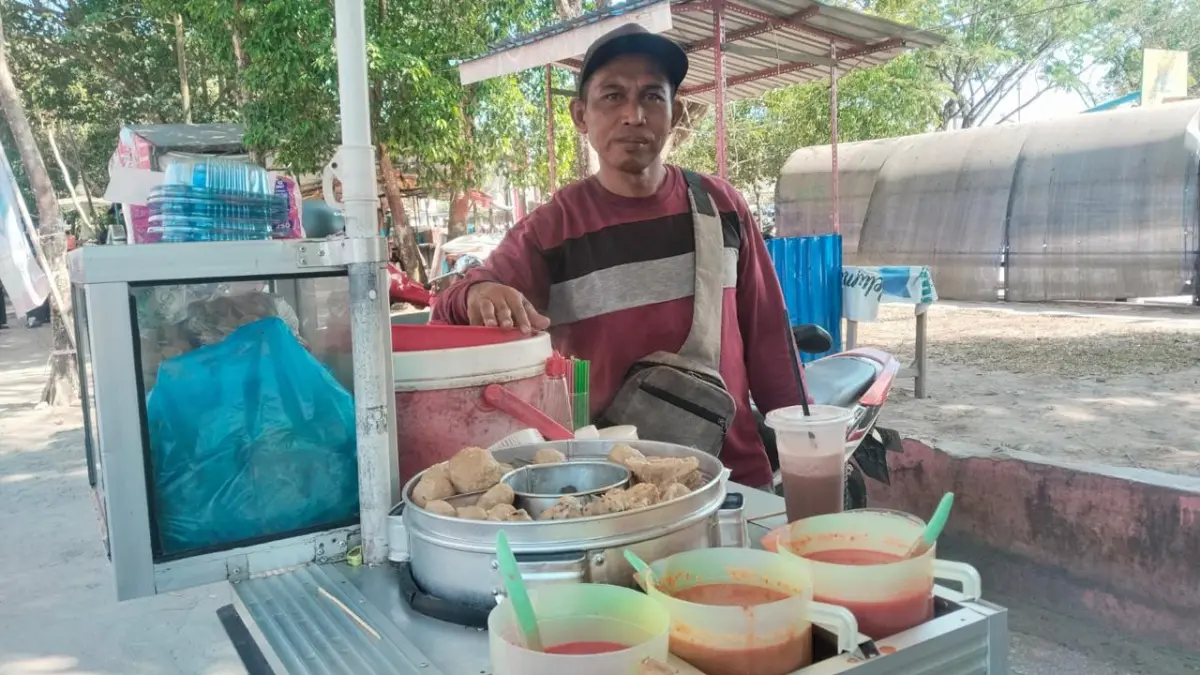 Pedagang poentol di Sampit.(Miftah/kaltengpos.jawapos.com)