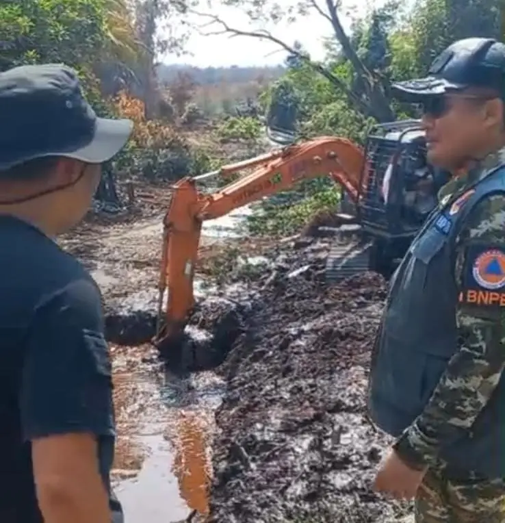 TA KA BNPB, Brigjen TNI Asep Dedi Darmadi saat meninjau langsung pembuatan saluran air menggunakan ekskavator PT Best Agro International Group.