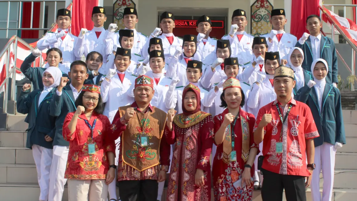 Direktur Poltekkes Kemenkes Palangka Raya Dr. Agus Wijanarka, S.SiT., M.Kes bersama jajaran Wakil Direktur dan Ketua DWP Poltekkes, berfoto dengan Paskibraka, usai apel, Senin (17/8/2026) FOTO HUMAS POLTEKKES PALANGKA RAYA&nbsp;