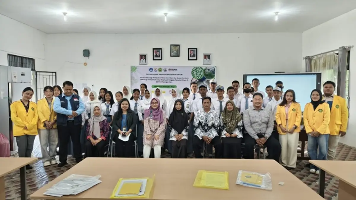 Dosen UPR dan siswa SMKN 5 Palangka Raya kembangkan potensi mikroalga buat pakan ikan.(Humas)