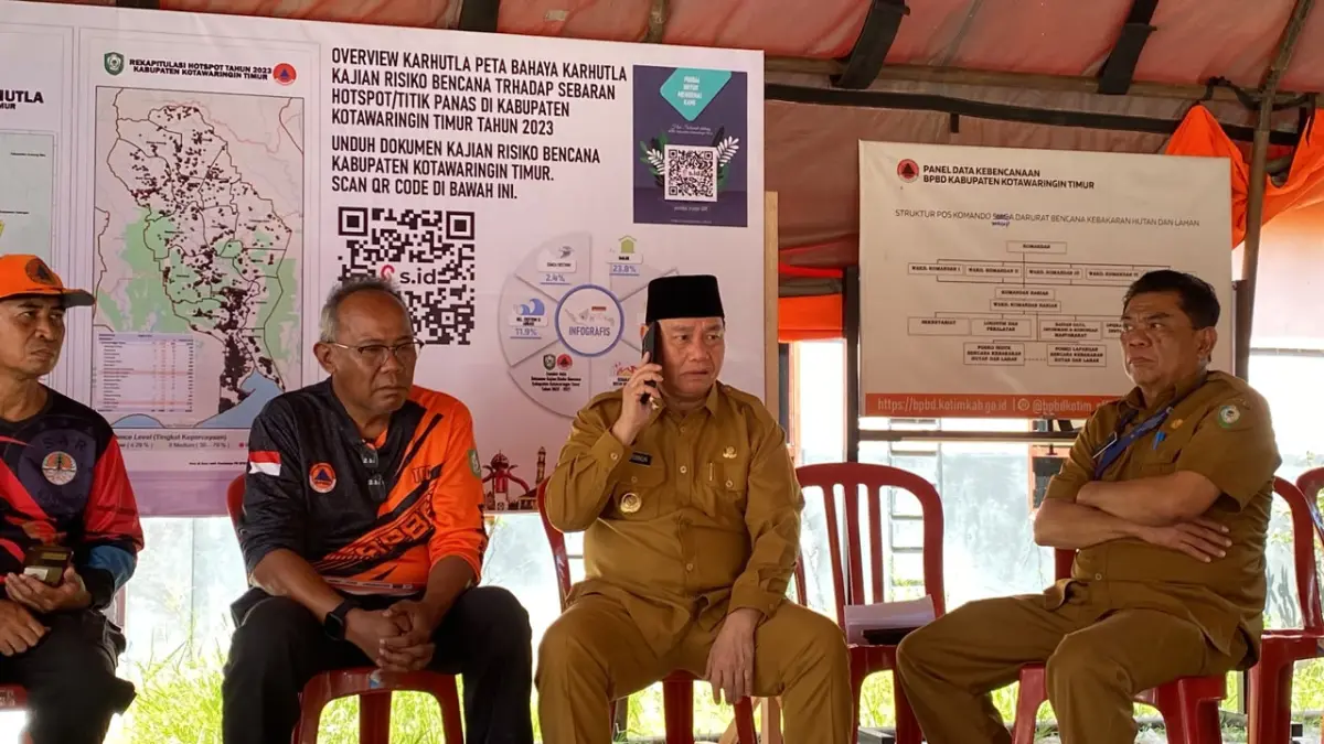 Halikinnor menelepon instansi terkait menanyakan soal BTT buat penanganan karhutla.(Miftah/kaltengpos.jawapos.com)