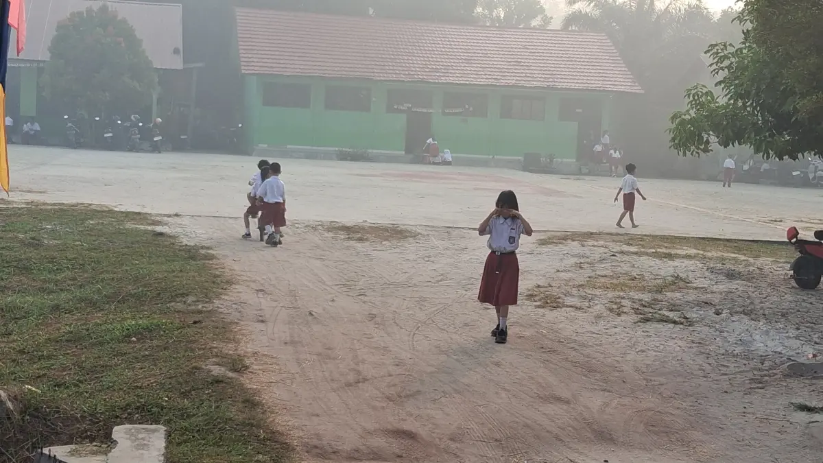 Kabut asap menyelimuti sekolah.(Agus Pramono/kaltengpos.jawapos.com)