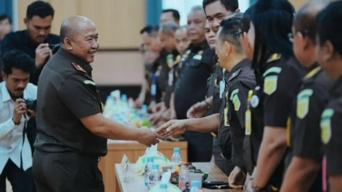 Kajati Kalteng Hendrizal Husin SH MH resmi memimpin Kajati Kalteng. Kepada seluruh jajaran Kajati menekankan integritas dan kekompakan.(Penkum)